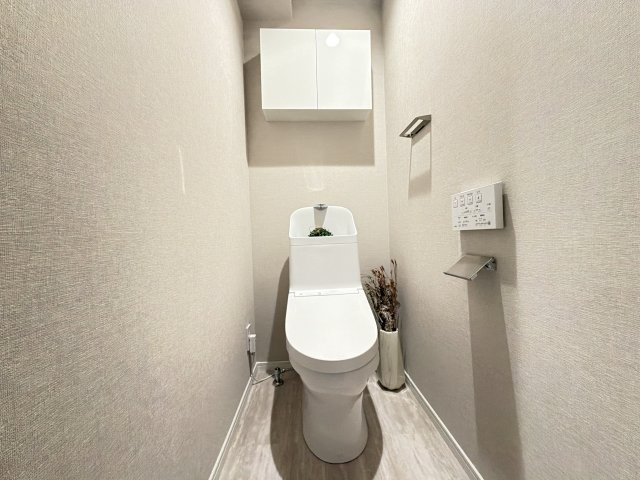リーベスト春日桜ケ丘のトイレ|【新品】新品交換したトイレは清潔で温水洗浄便座付きです。
