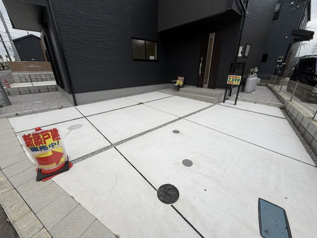 青梅今寺の前面道路含む現地写真|前面道路は幅員にゆとりがあり車庫入れもスムーズ。見通しが良く防犯面も安心です。