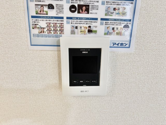 青梅今寺の防犯設備|来訪者の顔を室内から確認できるモニター付きインターホン。防犯面に配慮された設備です。
