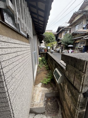 生野東安田貸家の庭