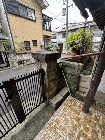 生野東安田貸家の庭