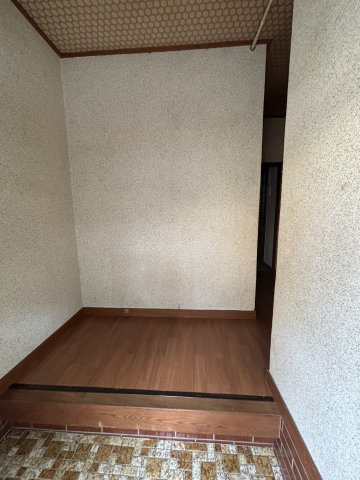 生野東安田貸家の玄関