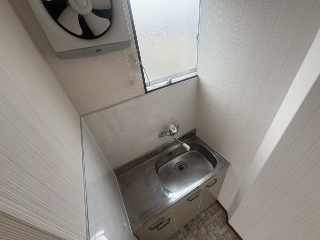 北沢江の木ビルのキッチン