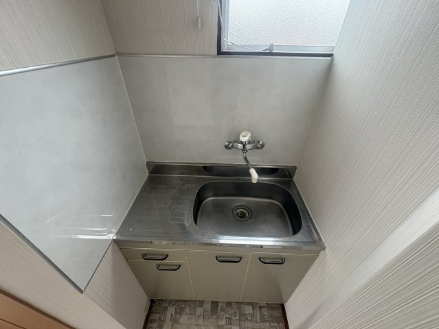 北沢江の木ビルのキッチン