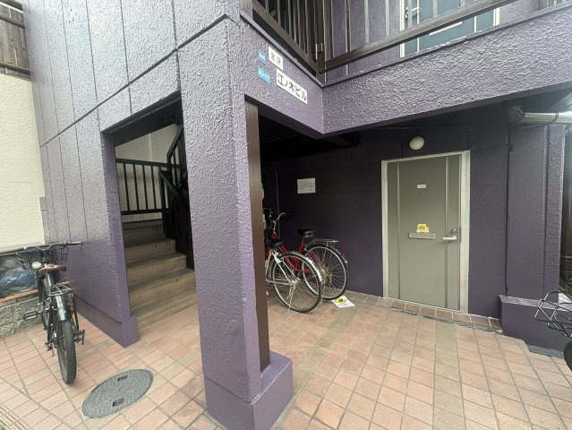 北沢江の木ビルのエントランス