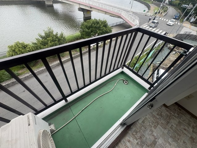 北沢江の木ビルのバルコニー