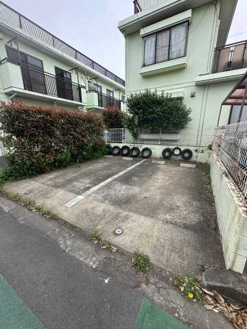 ドムスクラーラの駐車場