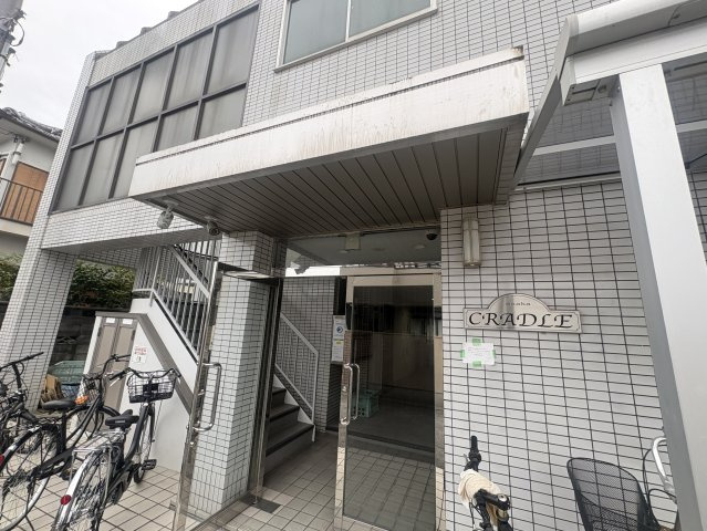 クレイドル江坂のエントランス