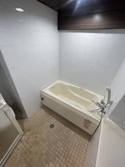 西宮市甲陽園西山町の賃貸マンションの浴室