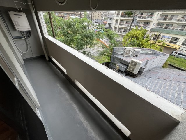 西宮市甲陽園西山町の賃貸マンションのバルコニー
