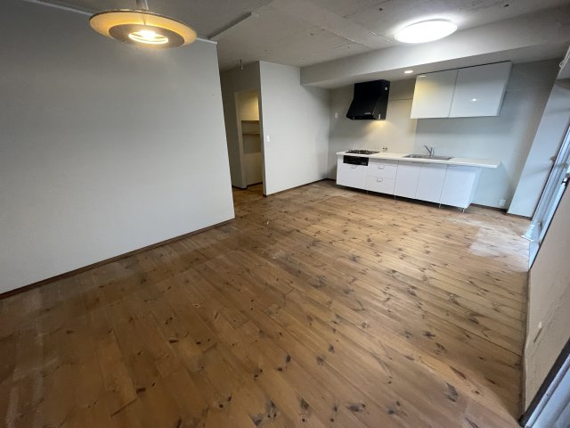 西宮市甲陽園西山町の賃貸マンションの居間・リビング
