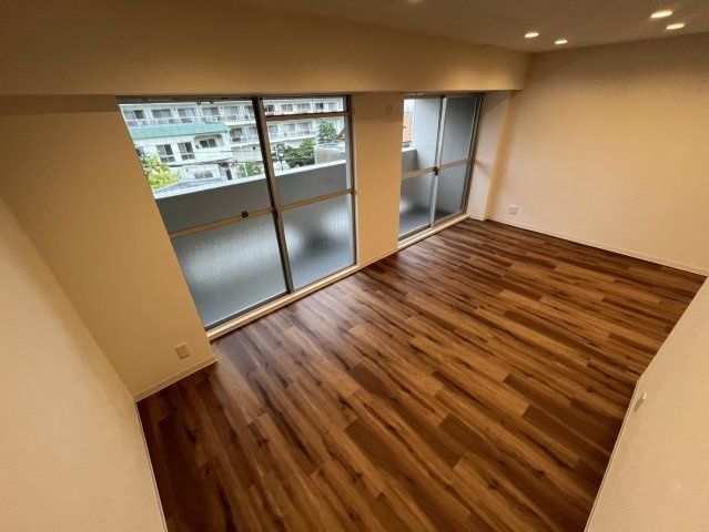 西宮市甲陽園西山町の賃貸マンションの居間・リビング