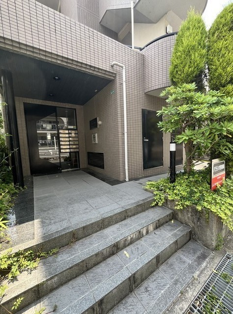 西宮市老松町の賃貸マンションのエントランス