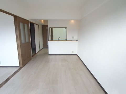 西宮市老松町の賃貸マンションの居間・リビング