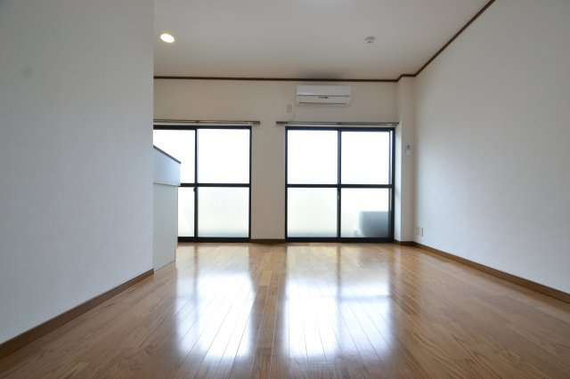神戸市灘区永手町３丁目の賃貸マンションの居間・リビング