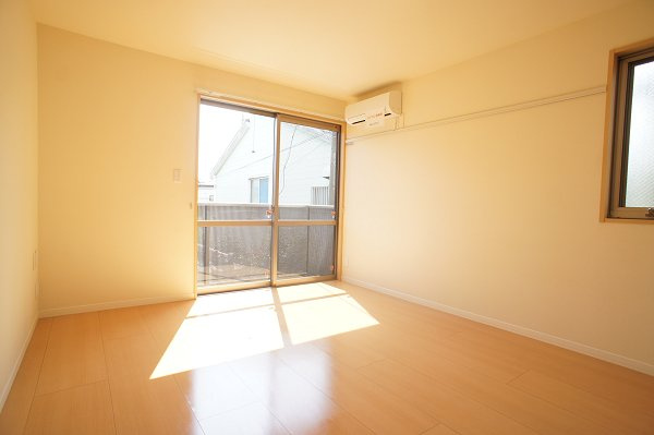 ルミナス市川の居間・リビング