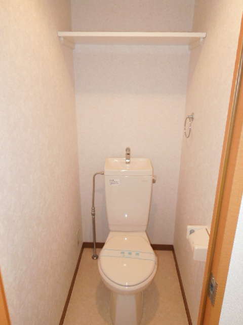 鎌取ＯＫＡＭＯＴＯ．Ｂのトイレ|上部に棚のあるトイレです
