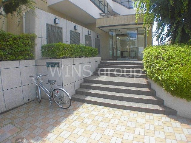 世田谷区砧２丁目の賃貸マンションのエントランス