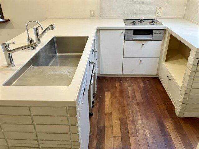 等々力戸建のキッチン|コンパクトなキッチンで掃除もラクラク
