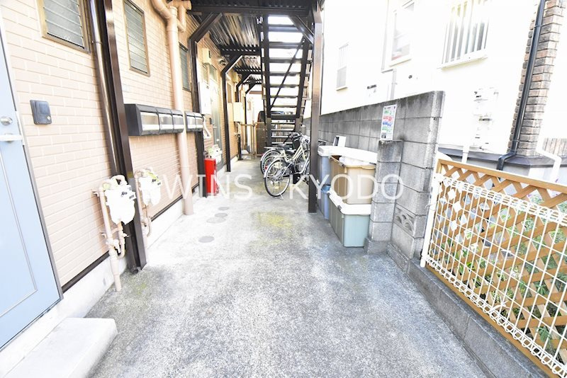 世田谷区宮坂３丁目のアパートのエントランス