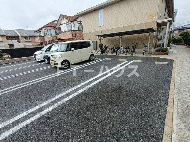プランドール市川の駐車場