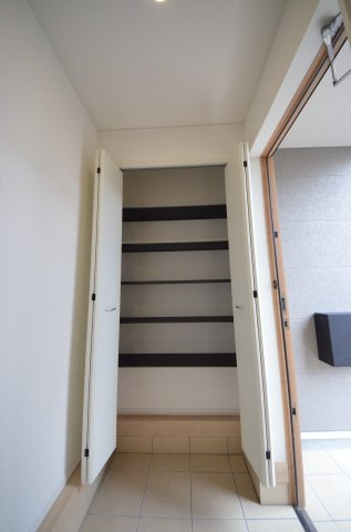 八幡一丁目の収納|玄関横には、靴だけでなくベビーカーやアウトドア用品、ゴルフバッグも丸ごと収まる大容量のシューズボックスがあります