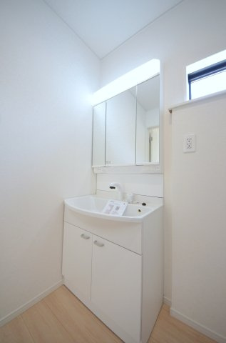 中山新町一丁目の独立洗面台|清潔感あふれるシャワー付洗面台と洗面室。余裕のスペース。窓もあり明るく通気も良いです