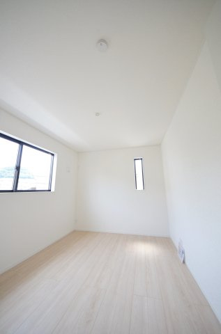 中山新町一丁目の洋室|各居室に機能的なクローゼットを完備。タンスなどの大型家具を買い足す必要がないため、お部屋の面積を最大限に活かせます。