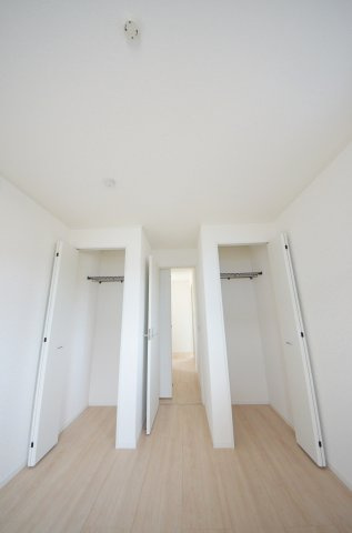 中山新町一丁目の収納|各居室に機能的なクローゼットを完備。タンスなどの大型家具を買い足す必要がないため、お部屋の面積を最大限に活かせます。