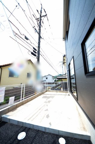 中山新町一丁目の居間・リビング|南西向きの広く明るいリビング空間。オープンタイプの対面式キッチンでリビングが隅まで見渡せます。キッチンにいながら小さなお子様にも目が届き安心です。