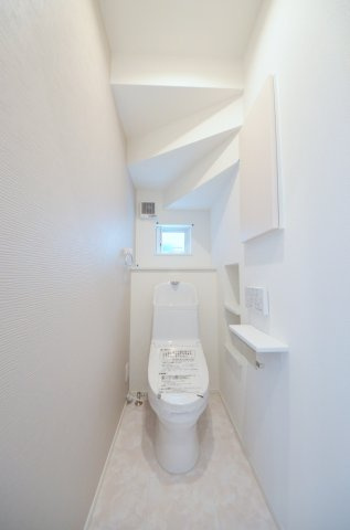 丹那町のトイレ|窓のある明るいトイレ
勿論ウォシュレット付きです