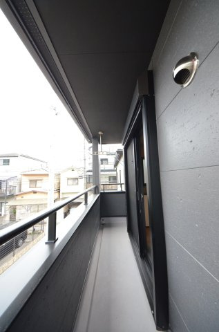 丹那町のバルコニー|屋根に守られたバルコニー。お出かけ中の急な雨でも洗濯物が濡れにくく安心です。