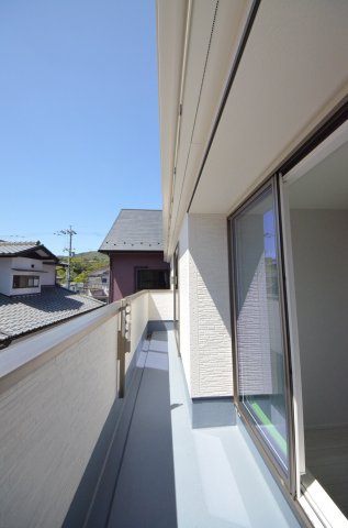 八幡が丘二丁目のバルコニー|南向きの広いバルコニー