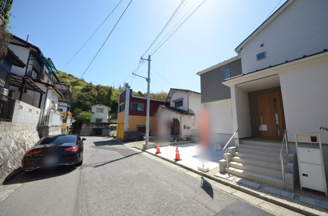 八幡が丘二丁目の前面道路含む現地写真|前面道路は6ｍと広く駐車楽々
駐車2台可能です
