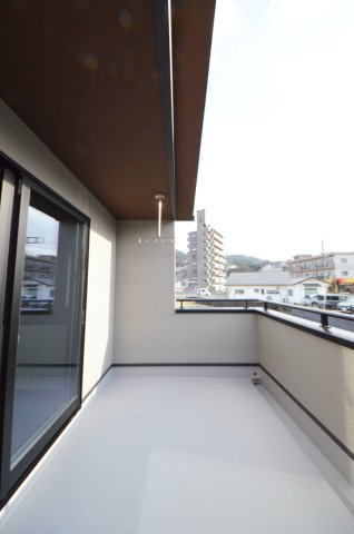伴東五丁目のバルコニー|バルコニーは屋根があるので急な雨でも安心です