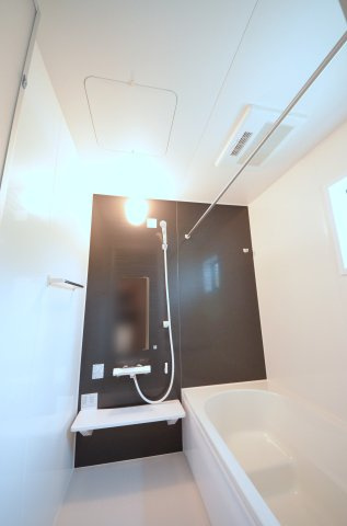 温品四丁目の浴室|人気の換気乾燥暖房機付き。１坪タイプの大きなバスルームなので足を伸ばしてゆっくり湯船につかることができます