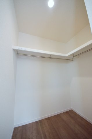 温品四丁目の収納|各居室に機能的なクローゼットを完備。タンスなどの大型家具を買い足す必要がないため、お部屋の面積を最大限に活かせます。