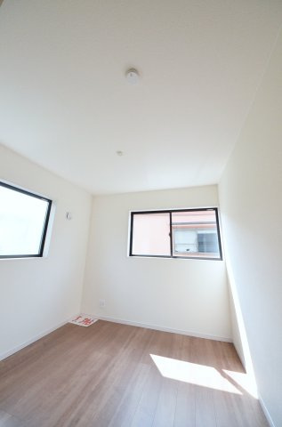 温品四丁目の洋室|各居室に機能的なクローゼットを完備。タンスなどの大型家具を買い足す必要がないため、お部屋の面積を最大限に活かせます。
