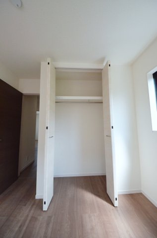 温品四丁目の収納|各居室に機能的なクローゼットを完備。タンスなどの大型家具を買い足す必要がないため、お部屋の面積を最大限に活かせます。