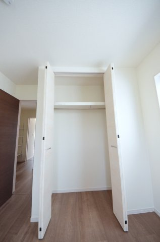 温品四丁目の収納|各居室に機能的なクローゼットを完備。タンスなどの大型家具を買い足す必要がないため、お部屋の面積を最大限に活かせます。