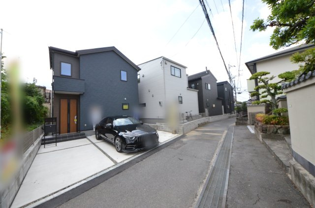 温品四丁目の前面道路含む現地写真|前面道路は交通量が少なく駐車楽々