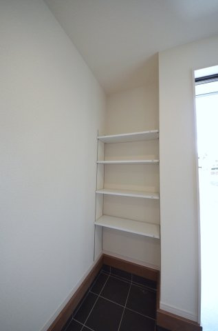 温品四丁目の居間・リビング|キッチン横にはストック食品や調理家電もすっきり収まるパントリーがあります。
