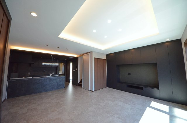 己斐上三丁目の収納|間接照明のあるお洒落なリビング空間。
東南向きで陽当良好です。