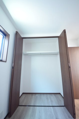 己斐上三丁目の収納|各居室に機能的なクローゼットを完備。タンスなどの大型家具を買い足す必要がないため、お部屋の面積を最大限に活かせます。