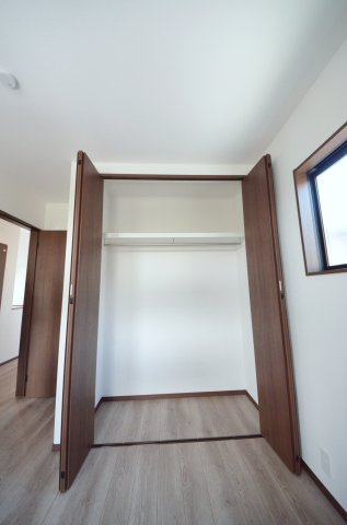 己斐上三丁目の収納|各居室に機能的なクローゼットを完備。タンスなどの大型家具を買い足す必要がないため、お部屋の面積を最大限に活かせます。