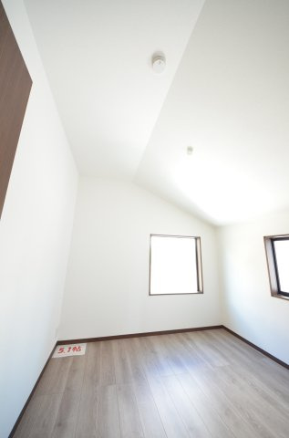 己斐上三丁目の洋室|各居室に機能的なクローゼットを完備。タンスなどの大型家具を買い足す必要がないため、お部屋の面積を最大限に活かせます。