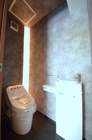 己斐上三丁目のトイレ|タンクレスの為、トイレ空間が見違えるほど広々。圧迫感がなくなり、これまで置けなかった観葉植物やインテリアを楽しめます。