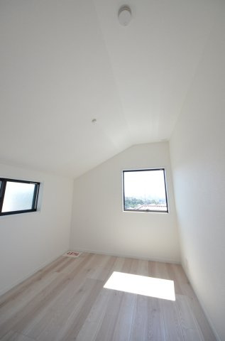 己斐上三丁目の洋室|各居室に機能的なクローゼットを完備。タンスなどの大型家具を買い足す必要がないため、お部屋の面積を最大限に活かせます。