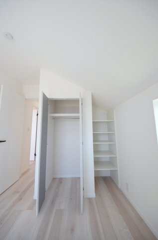 己斐上三丁目の収納|各居室に機能的なクローゼットを完備。タンスなどの大型家具を買い足す必要がないため、お部屋の面積を最大限に活かせます。