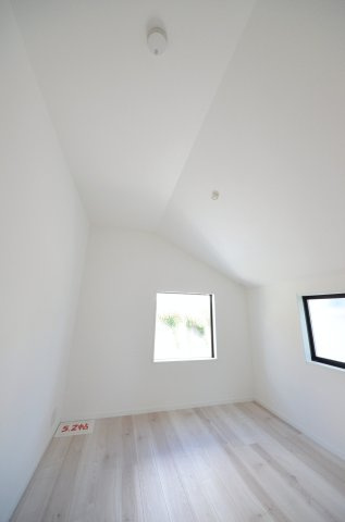己斐上三丁目の洋室|各居室に機能的なクローゼットを完備。タンスなどの大型家具を買い足す必要がないため、お部屋の面積を最大限に活かせます。